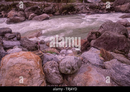 Lachung chu,collinare ,fiume,fluisce,attraverso,Lachung ,valley,oltre,rocce,massi Nord Sikkim,l'India. Foto Stock
