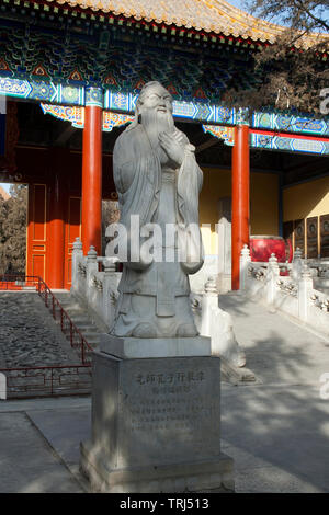 Pechino CINA, Statua di Confucio all'ingresso del Tempio di Confucio Foto Stock