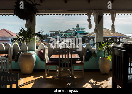 Vista sui tetti di Stonetown da un ristorante e bar panoramico, Tanzania. Foto Stock