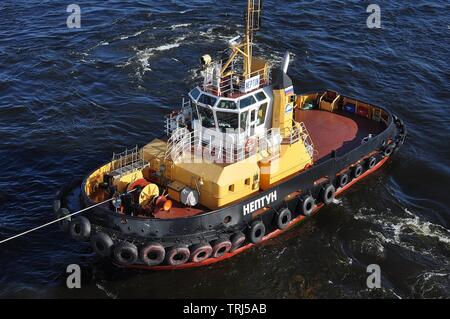 TUG NEPTUN AL LAVORO A SAN PIETROBURGO Foto Stock