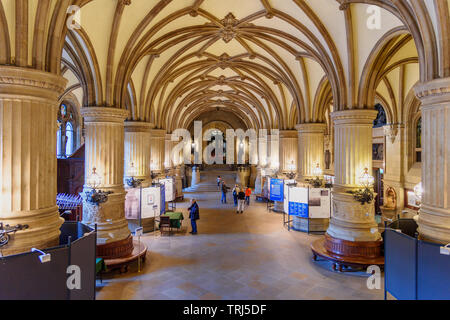 Amburgo, Germania - 07 Novembre 2018: interni di Hamburg City Hall o Rathaus lobby Foto Stock