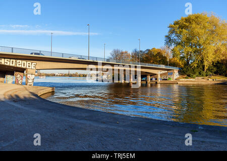 Amburgo, Germania - 07 Novembre 2018: Ponte sulla Binnenalster o interna del lago Alster Foto Stock