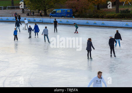 Amburgo, Germania - 07 Novembre 2018: Eisarena Amburgo aria aperta pista di pattinaggio su ghiaccio Foto Stock