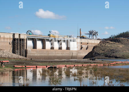 Maggio 2019 Keepit Dam, Gunnedah, Australia: nel 2016 la diga è stato vicino a capacità di picco ma ora a causa della siccità in corso è praticamente vuoto a 0,6% Foto Stock