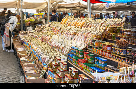 Roma, Italia, Febbraio 2017: decine di tipi diversi di pasta in vendita presso uno stand nel centro storico Campo de Fiori mercato in Roma Foto Stock