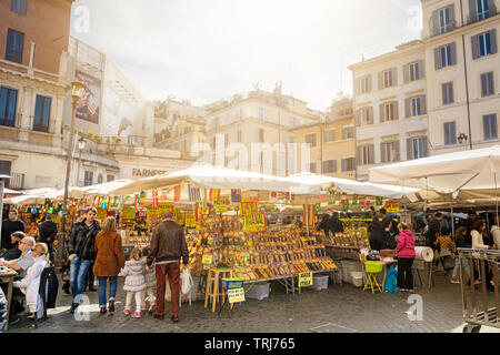 Roma, Italia, Febbraio 2017: vista diurna dell antico mercato ortofrutticolo in Piazza Campo de' Fiori a Roma. Campo de' Fiori, tradotto letteralmente dalla Foto Stock