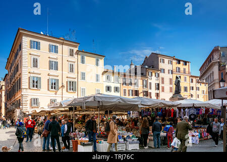 Roma, Italia, Febbraio 2017: vista diurna dell antico mercato ortofrutticolo in Piazza Campo de' Fiori a Roma. Campo de' Fiori, tradotto letteralmente dalla Foto Stock