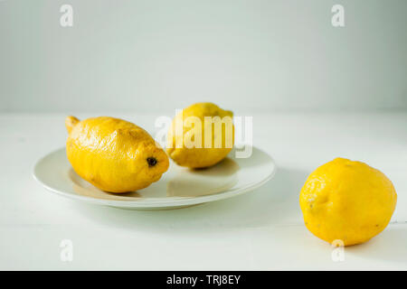 Alla moda di brutto organici di tre limoni forma insolita su sfondo bianco.acquistando prodotti imperfetto è un modo di trattare i rifiuti alimentari.orientamento orizzontale Foto Stock