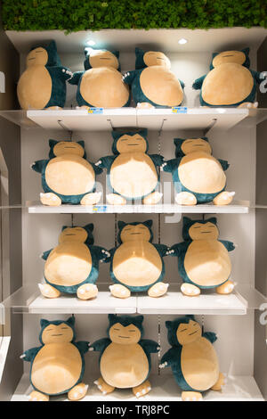Vista verticale del grande spettacolo di peluche Snorlax sullo scaffale a strati al Pokemon Center, per un comfort da adulti a bambini. Jewel Changi Airport, Singapore. Foto Stock