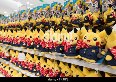 Pikachu peluche vestito in cabin crew costume al gioiello dell'Aeroporto Changi di Singapore Foto Stock