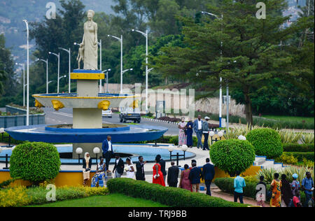 Il Ruanda, Kigali, park presso il Convention Center, spot per film e photoshooting per weeddings / RUANDA, Kigali, Parco und Springbrunnen vor dem Convention Center, Kongresszentrum , Hochzeitspaare beim Fotoshooting Foto Stock