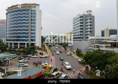 Il Ruanda, Kigali, centro città con le banche e le compagnie di assicurazione / RUANDA, Kigali, Stadtzentrum, Banken Buero und Versicherungstower Foto Stock