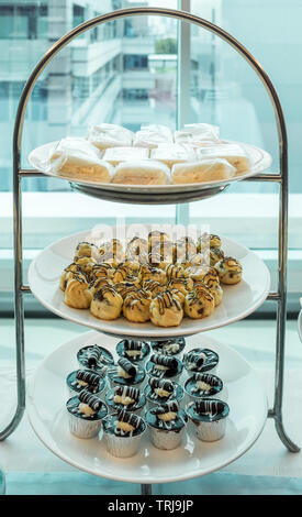 Riunione di cocktail party con pane eclair e sandwich Foto Stock