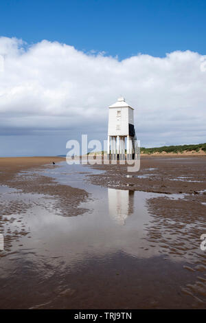 Il basso faro sulla spiaggia a Burnham sul mare e sulla costa di Somerset in Inghilterra, Regno Unito Foto Stock