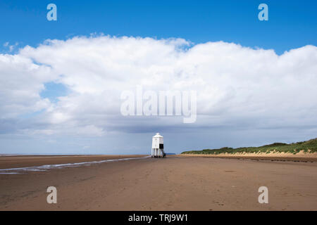 Il basso faro sulla spiaggia a Burnham sul mare e sulla costa di Somerset in Inghilterra, Regno Unito Foto Stock