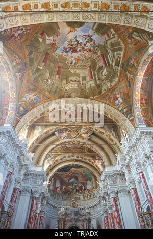 Mondovì, Italia - 18 agosto 2016: San Francesco Saverio la Chiesa conosciuta anche come chiesa della Missione interni con affreschi a Mondovì, Italia Foto Stock