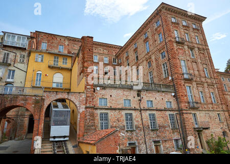 Mondovì, Italia - 18 agosto 2016: funicolare e antichi edifici di mattoni in una soleggiata giornata estiva a Mondovì, Italia. Foto Stock