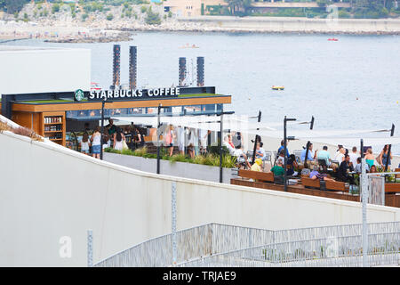 MONTE CARLO, Monaco - Agosto 19, 2016: caffè Starbucks Cafe terrazza con persone in estate a Monte Carlo, Monaco. Foto Stock