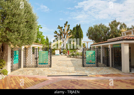 MONTE CARLO, Monaco - Agosto 20, 2016: Il giardino esotico ingresso, giardino botanico in una soleggiata mattinata estiva in Monte Carlo, Monaco. Foto Stock