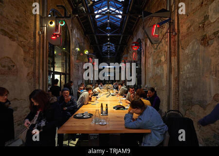 Torino, Italia - 3 Novembre 2018: Ogr, Officine Grandi Riparazioni Cafe interior con persone, serata a Torino, Italia. Foto Stock