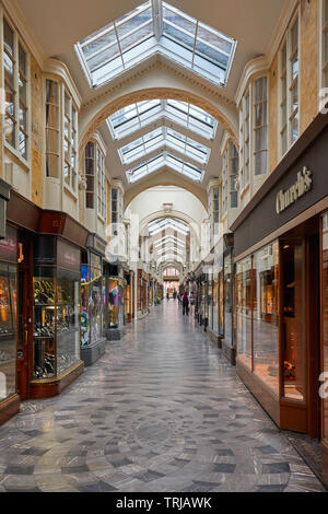 Londra - 17 Maggio 2019: Burlington Arcade interno con persone e negozi di lusso a Londra in Inghilterra. Foto Stock