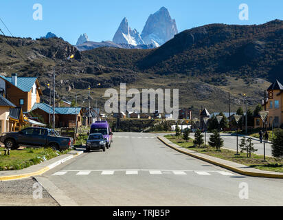 El Chalten cittadina con Mt Fitz Roy in background, Santa Cruz, Patagonia Argentina Foto Stock