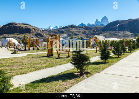 El Chalten cittadina con Mt Fitz Roy in background, Santa Cruz, Patagonia Argentina Foto Stock