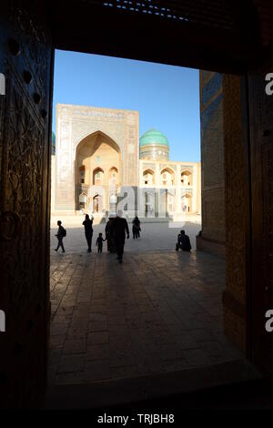 Vista incorniciata di Mir-i-madrasah araba. Bukhara. Uzbekistan Foto Stock