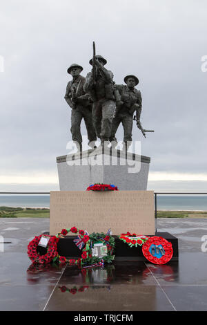 Ver-Sur Mer, Normandia, Francia. Il 7 giugno, 2019. Il British Normandia Memorial è aperto al pubblico per la visualizzazione dopo il DDay commemorazioni del giorno precedente. Affacciato sulla spiaggia di oro, una strategica zona di atterraggio il 6 giugno 1944 dove centinaia di soldati britannici e il personale è venuto a terra dalle 6am a liberare la Francia in WW2. La statua è dotato di tre soldati ogni azienda una diversa arma d'assalto. Credito: Wayne Farrell/Alamy Live News Foto Stock