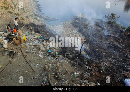 Land grabbing e pesante inquinamento plastica arrestare il flusso del fiume Buriganga Kamrangirchar vicino a Dhaka. Bangladesh. Foto Stock