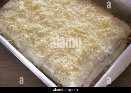 Lasagne gratinate con formaggio dal forno pronto a mangiare. La fase di fine Foto Stock