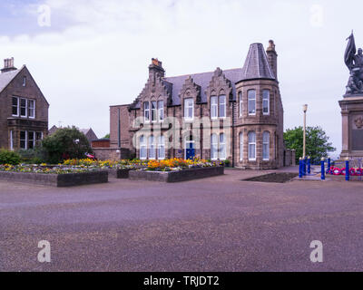 Monumento ai Caduti in guerra con papavero rosso ghirlande a Cluny Squaree centro della città a Buckie Moray Speyside Northern Highlands scozzesi Foto Stock