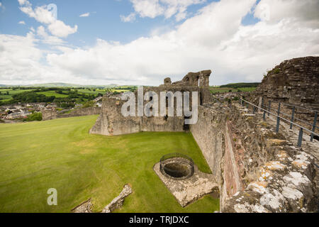 Le rovine di Denbigh castello edificato nel XIII secolo da Enrico il primo come parte delle sue fortificazioni militari di sottomettere il Welsh Foto Stock