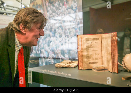 Londra, Regno Unito. 07Th Giugno, 2016. Stephen Fry, attore, scrittore e bibliofilo, guardando a Shakespeare Folio prima mostrato in prima della Londra libro raro Fair, 2019. Credito: Paolo Quezada-Neiman/Alamy Live News Foto Stock