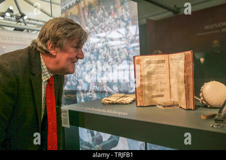 Londra, Regno Unito. 07Th Giugno, 2016. Stephen Fry, attore, scrittore e bibliofilo, guardando a Shakespeare Folio prima mostrato in prima della Londra libro raro Fair, 2019. Credito: Paolo Quezada-Neiman/Alamy Live News Foto Stock