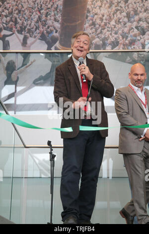 Londra, Regno Unito. 07Th Giugno, 2016. Stephen Fry, attore, scrittore e bibliofilo aperto il London raro Book Fair che si terrà a Battersea Park Da venerdì 7 a domenica 9 giugno. I visitatori avranno un entusiasmante opportunità di vedere Shakespeare's primo Folio (1623) che ritorna al Regno Unito dopo quaranta anni di assenza. Si è esibito con altra fonte storica libri, anche da John Wolfson libri rari della raccolta e accessori di scena da Shakespeare's Globe, la Fiera della Carità 2019 Partner. Credito: Paolo Quezada-Neiman/Alamy Live News Foto Stock