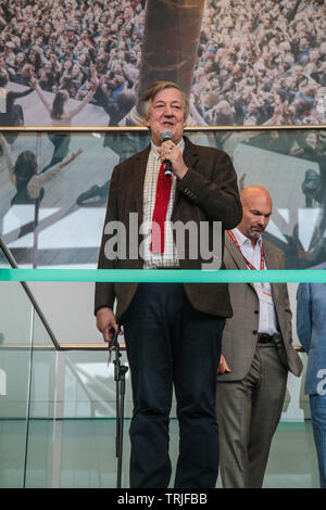 Londra, Regno Unito. 07Th Giugno, 2016. Stephen Fry, attore, scrittore e bibliofilo aperto il London raro Book Fair che si terrà a Battersea Park Da venerdì 7 a domenica 9 giugno. I visitatori avranno un entusiasmante opportunità di vedere Shakespeare's primo Folio (1623) che ritorna al Regno Unito dopo quaranta anni di assenza. Si è esibito con altra fonte storica libri, anche da John Wolfson libri rari della raccolta e accessori di scena da Shakespeare's Globe, la Fiera della Carità 2019 Partner. Credito: Paolo Quezada-Neiman/Alamy Live News Foto Stock