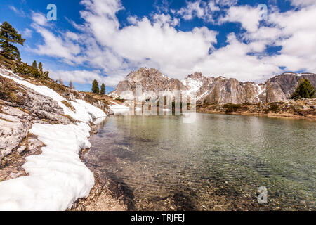 Il Lagazuoi e il gruppo delle Tofane specchiato in Lago Limides, Dolomiti, Cortina d'Ampezzo, provincia di Belluno, Veneto, Italia Foto Stock