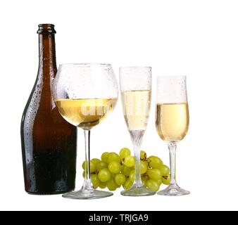 Bottiglia, una fila di calici da bianco con vino e uva isolati su sfondo bianco Foto Stock