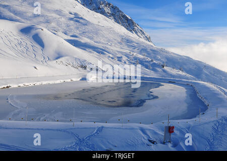 Alpi svizzere: lago ghiacciato per neve allevamento a Rothorn a Lenzerheide nel cantone dei Grigioni Foto Stock