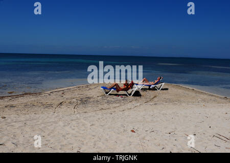 Cuba: turisti rilassante sulla spiaggia di Cayo Coco Island Foto Stock