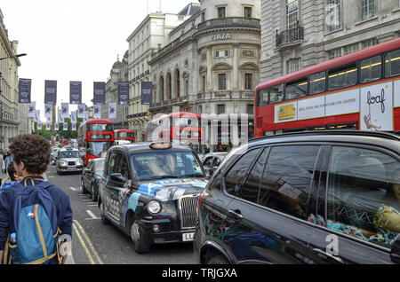 Londra, Regno Unito, 14 giugno 2018. Londra taxi, chiamato i taxi sono uno dei simboli della città. Classicamente rigorosamente del colore nero. A volte wi Foto Stock