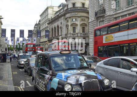 Londra, Regno Unito, 14 giugno 2018. Londra taxi, chiamato i taxi sono uno dei simboli della città. Classicamente rigorosamente del colore nero. A volte wi Foto Stock