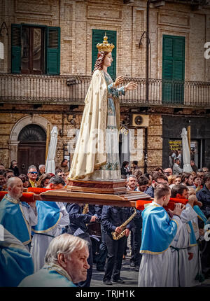 Italia Abruzzo Lanciano: Domenica di Pasqua - Processione del d'incontro dei santi Foto Stock