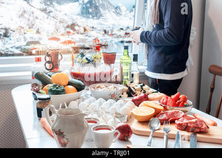 L'uomo coppa di ritegno con gita vista in inverno e la preparazione di alimenti nella festa di Natale Foto Stock