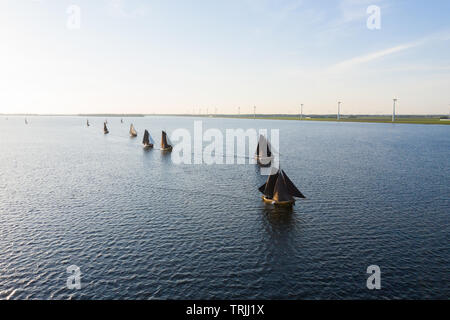 Antenna della tipica olandese blunter navi con sullo sfondo il villaggio di pescatori SPAKENBURG, Paesi Bassi Foto Stock