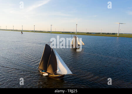 Antenna della tipica olandese blunter navi con sullo sfondo il villaggio di pescatori SPAKENBURG, Paesi Bassi Foto Stock