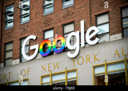 Il 'doppio o's" del logo di Google sul loro edificio a 111 Eighth Avenue di New York sono decorate nei colori dell'arcobaleno di inclusione in onore del Gay Pride giorno, visto il Giovedì, Giugno 6, 2019. Gay Pride è l'ultima domenica di giugno a New York, quest anno il 30 giugno. (© Richard B. Levine) Foto Stock