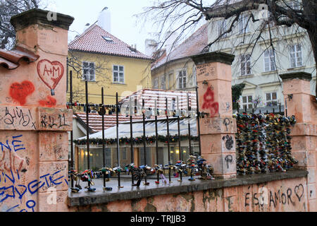 Cadenas d'amour ou lovelocks sur le pont des Arts. Praga. Repubblica ceca. Foto Stock