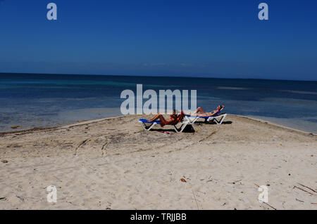 Cuba: turisti rilassante sulla spiaggia di Cayo Coco Island Foto Stock